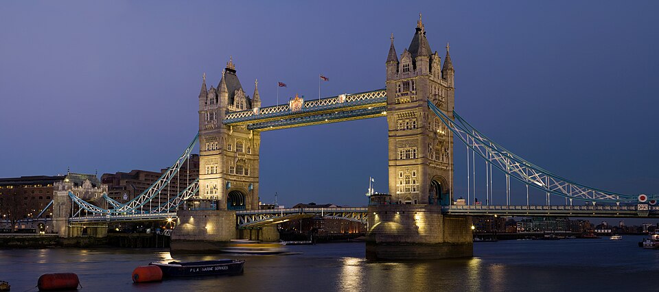 Tower Bridge London Dusk Feb — travel photo of London, Reino Unido