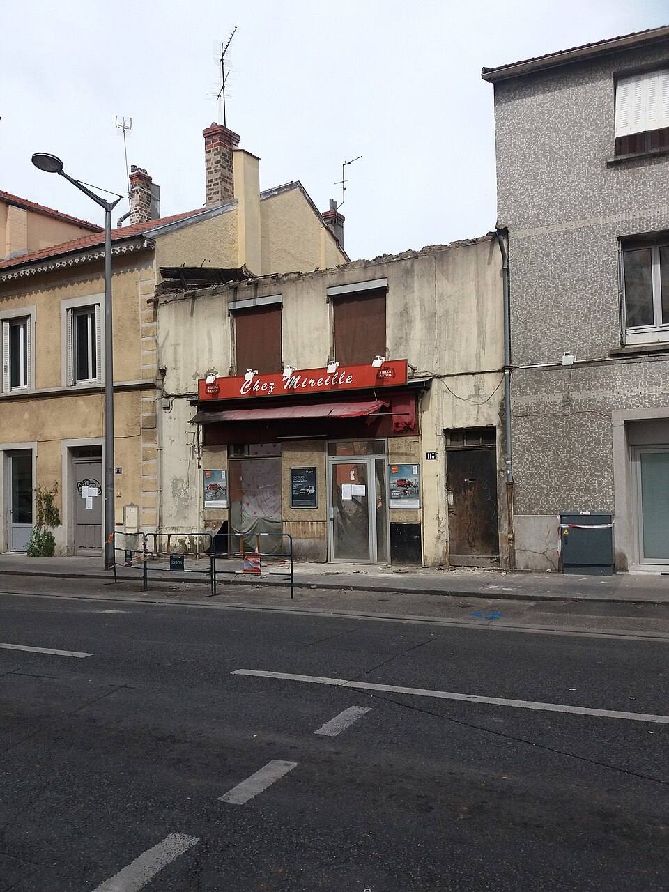 Lyon - Route de Vienne - Immeuble écroulé au — travel photo of Vienne, Lyon