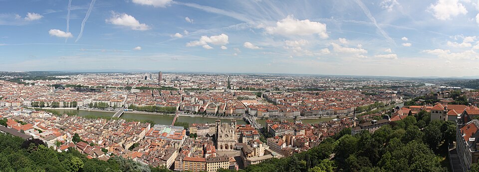 . Panorama de Lyon pris depuis le toit de la Basilique de Fourvière — travel photo of Lyon