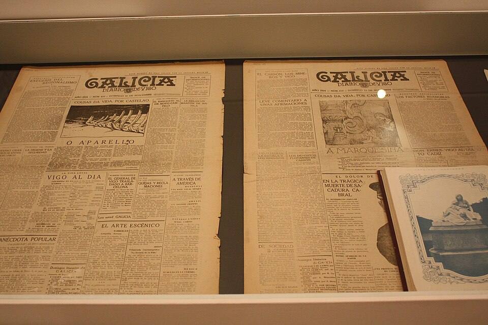 Museo Pontevedra, 2 Expo Castelao -74b, Galicia-Diario de Vigo . . (esq), . . (dta) — travel photo of Vigo, Galicia