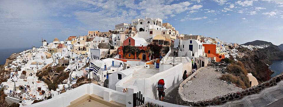 Panoramic view of Oia, Santorini island (Thira), Greece — travel photo of Santorini, Greece