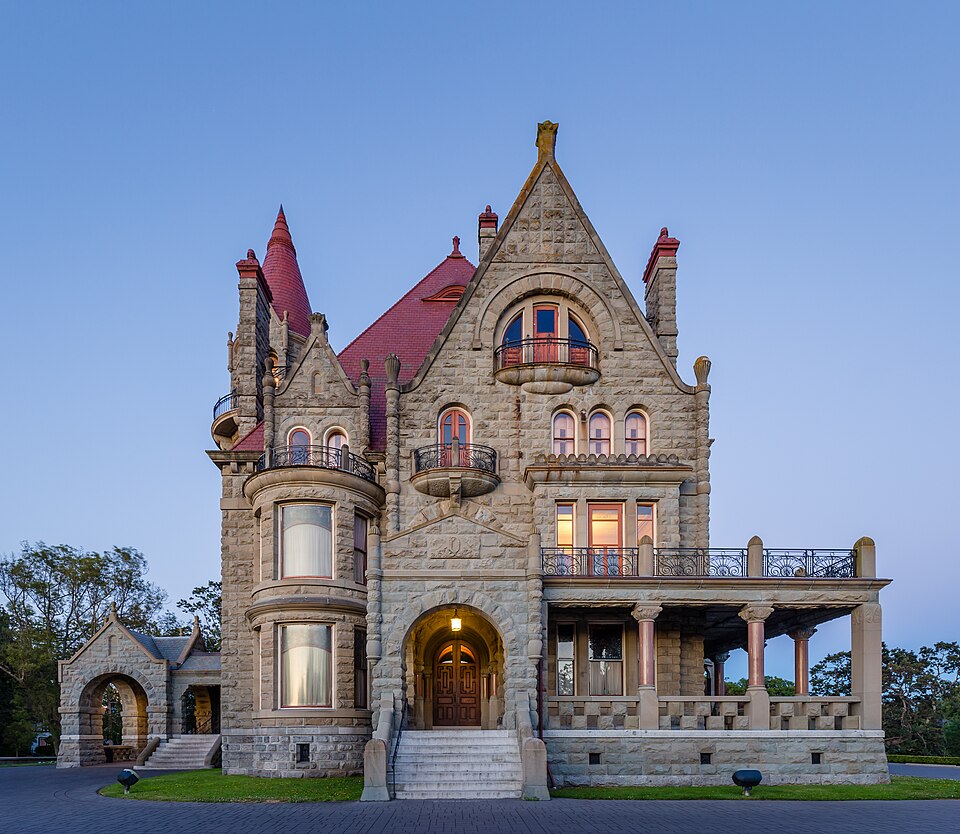 Craigdarroch Castle just after sunset - view from the west, Victoria, Canada — travel photo of Victoria