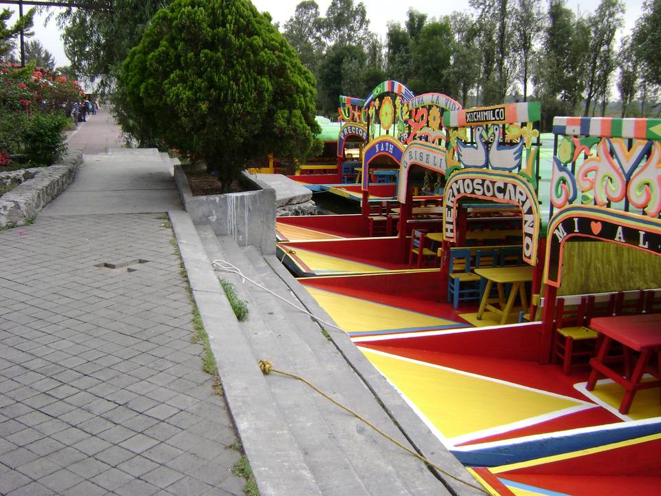 Vista lateral de escalinata de embarcadero en Cuemanco — travel photo of Embarcadero Cuemanco, Xochimilco