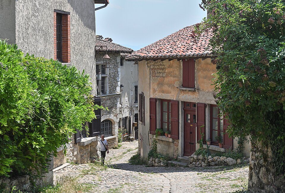 Pérouges – descente depuis place de la Halle — travel photo of Pérouges, Lyon