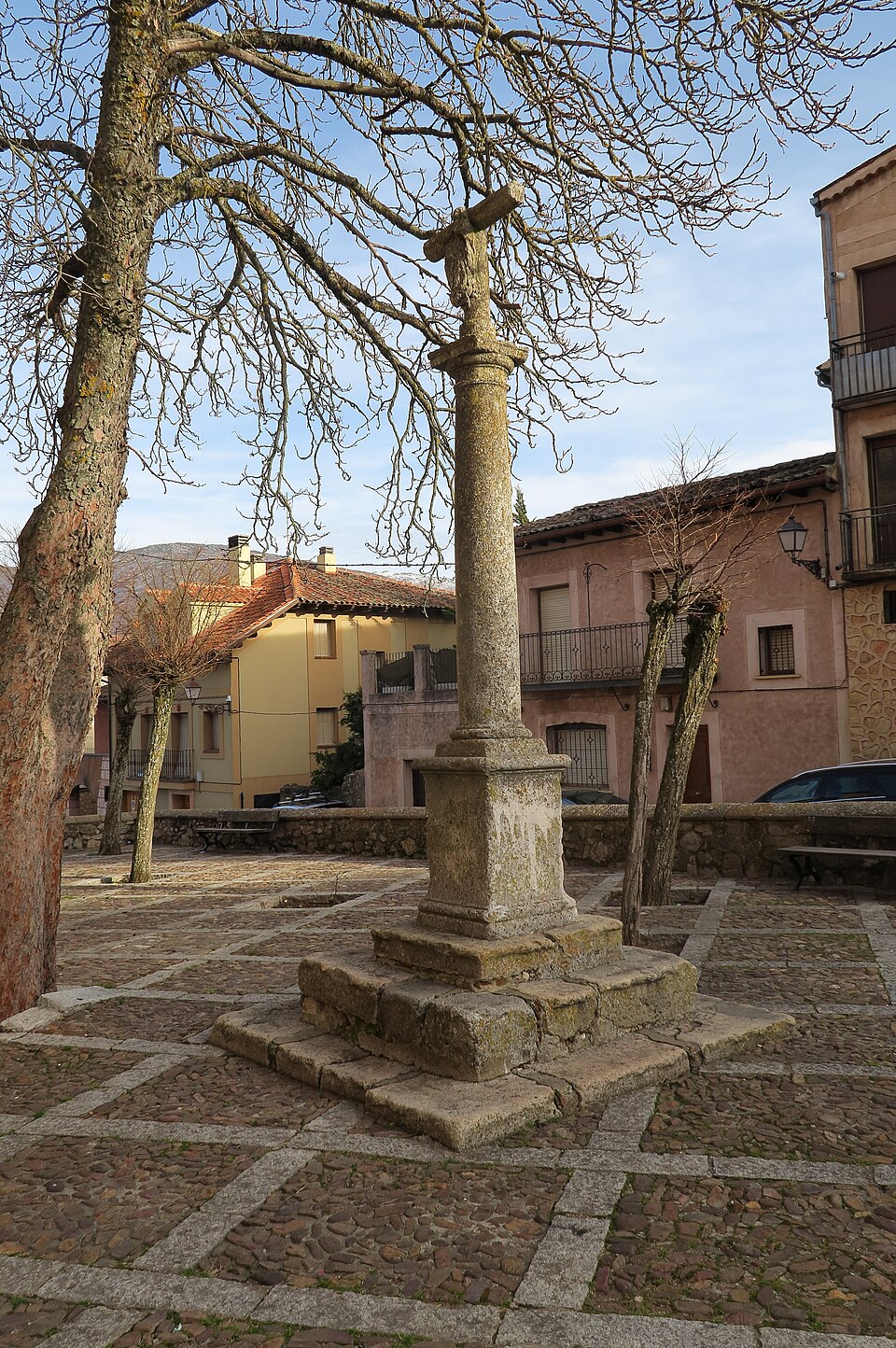 Riaza, rollo junto a iglesia — travel photo of Riaza, Segovia