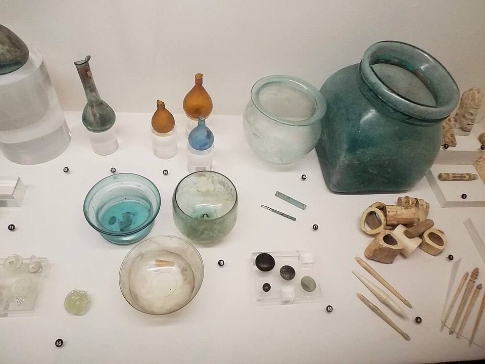 Objets romains en verre au Musée gallo-romain de Fourvière, Lyon — travel photo of Fourvière, Lyon