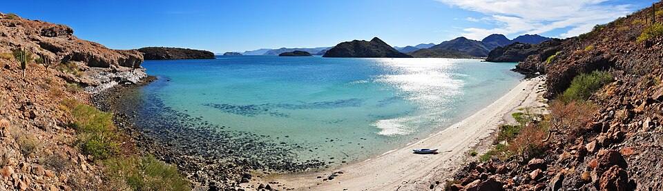 Playa Santispac - Bahía Concepción - pano — travel photo of Playa Santispac
