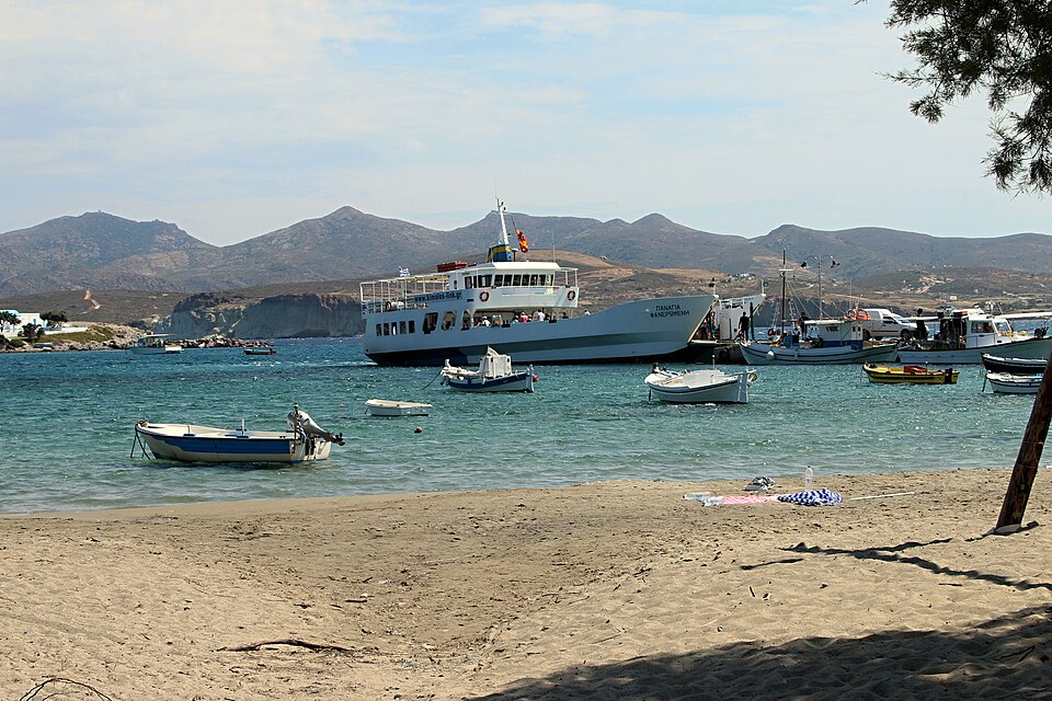 Port in Pollonia, Milos, boat Panagia Faneromeni to Kimolos — travel photo of Pollonia, Milos