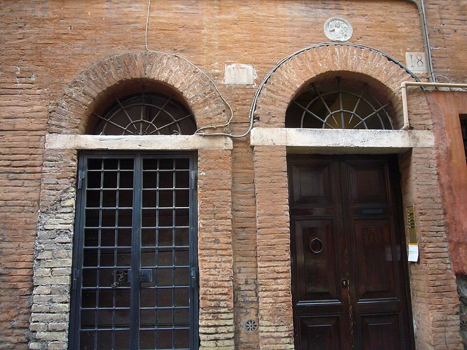 Borgo - porte a vicolo del Farinone — travel photo of Vicolo del Farinone