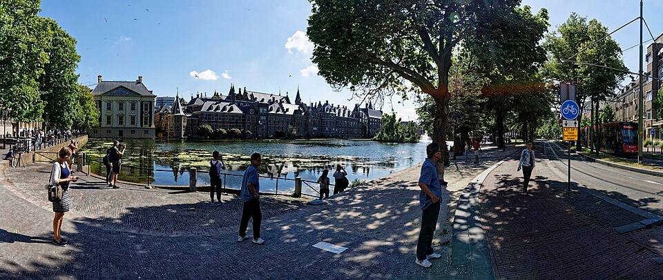 Den Haag - Lange Vijverberg - View on Hofvijver, Mauritshuis & Binnenhof — travel photo of Binnenhof & Hofvijver