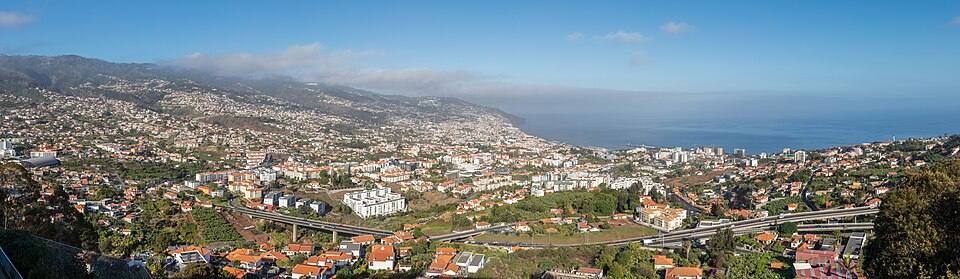 Vista de Funchal desde Pico dos Barcelos, Madeira, Portugal — travel photo of Madeira — Funchal, Portugal