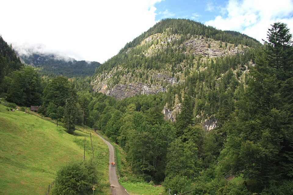 Hallstatt way to saltmine — travel photo of Hallstatt Salzwelten, Hallstatt & the Salzkammergut