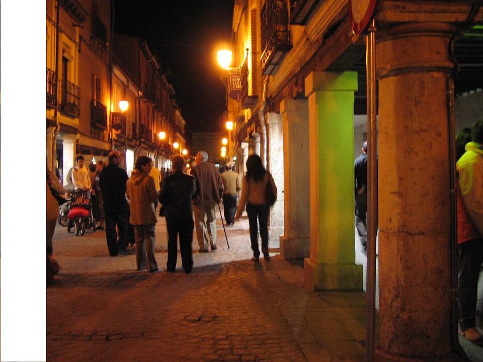 Alcalá de Henares ( - - ) calle Mayor por la noche — travel photo of Calle Mayor, Alcalá de Henares
