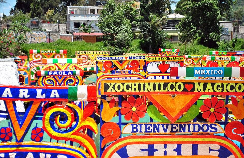Trajineras en el embarcadero nuevo de Nativitas — travel photo of Embarcadero Nativitas, Xochimilco