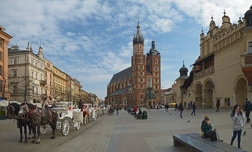 Carriages at Rynek Główny. Krakow, Poland — travel photo of Rynek Główny, Kraków