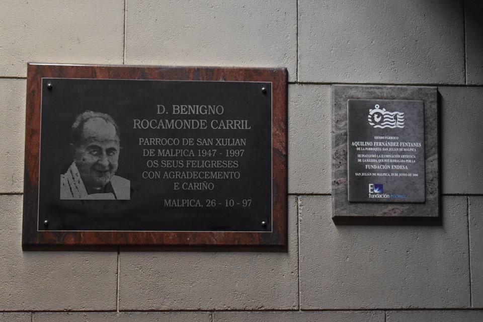 Igrexa de San Xulián de Malpica de Bergantiños - placas — travel photo of Malpica de Bergantiños, A Coruña
