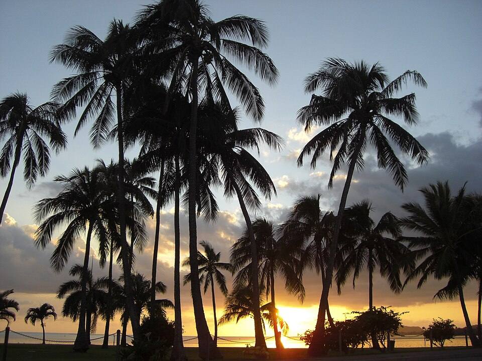 Sunset next to Waikiki Beach, Oahu, Hawai, USA1 — travel photo of Waikiki, Honolulu and Waikiki