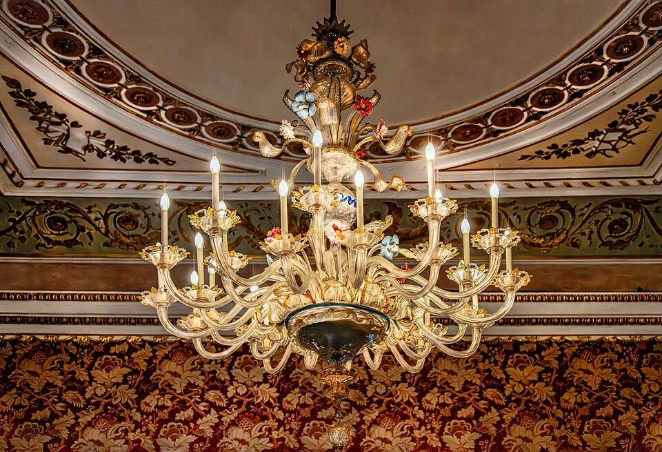 (Venice) Lustre de Murano du Salon des Audiences de l'Impératrice - Correr Museum — travel photo of Murano, Venice
