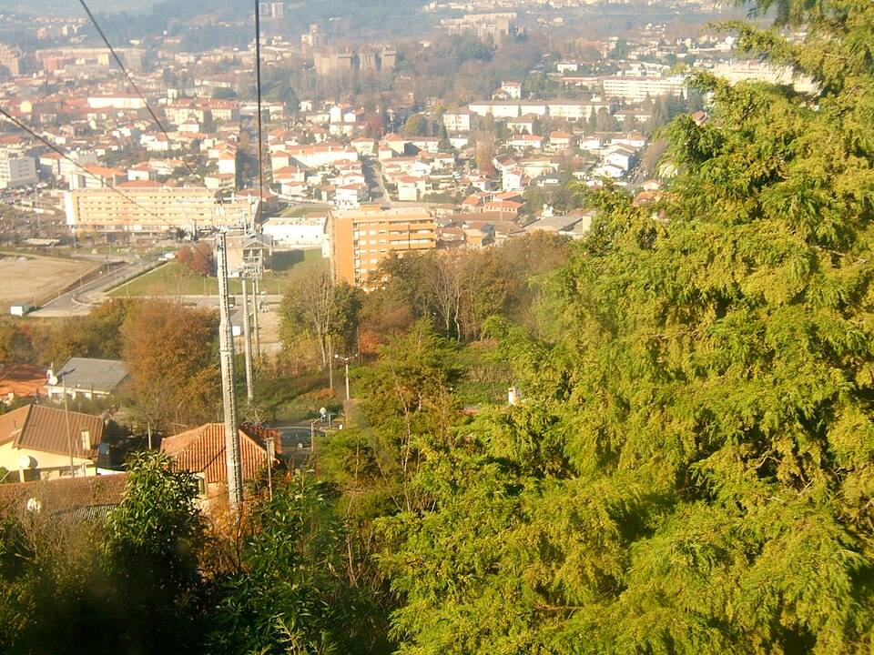 Vista geral de Guimarães a partir do Teleférico da Penha — travel photo of Penha, Guimarães