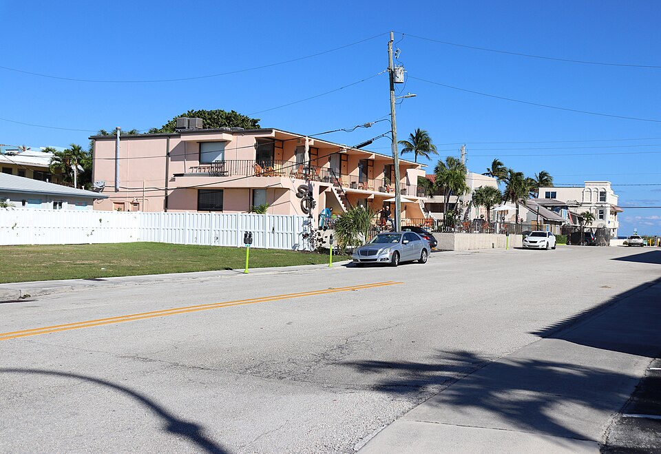 Hibiscus Street Lauderdale by the Sea 18aLBTSFL11January2023 — travel photo of Lauderdale-by-the-Sea, Fort Lauderdale