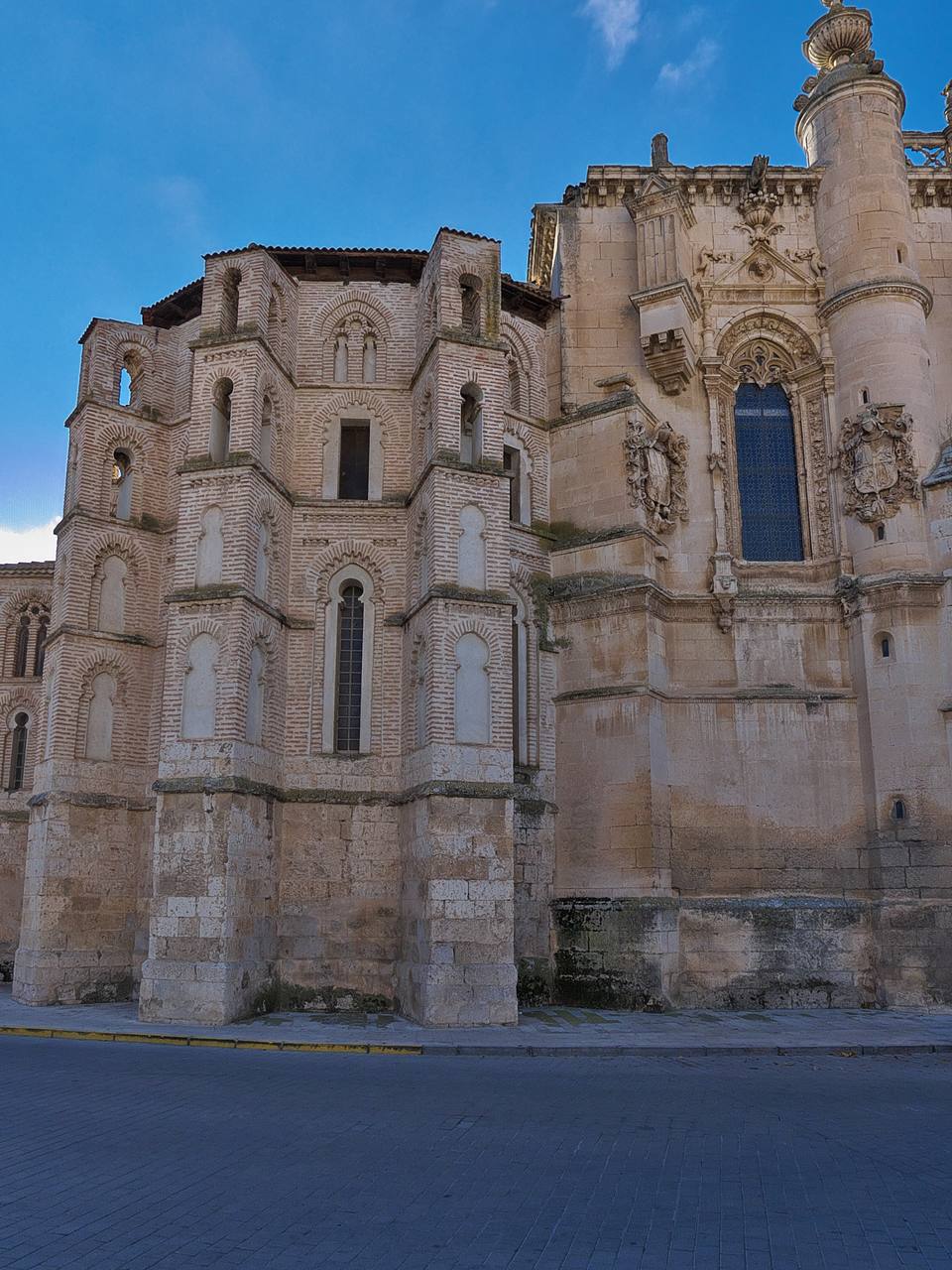 Convento de San Pablo (Peñafiel). Ábside de la iglesia — travel photo of Peñafiel
