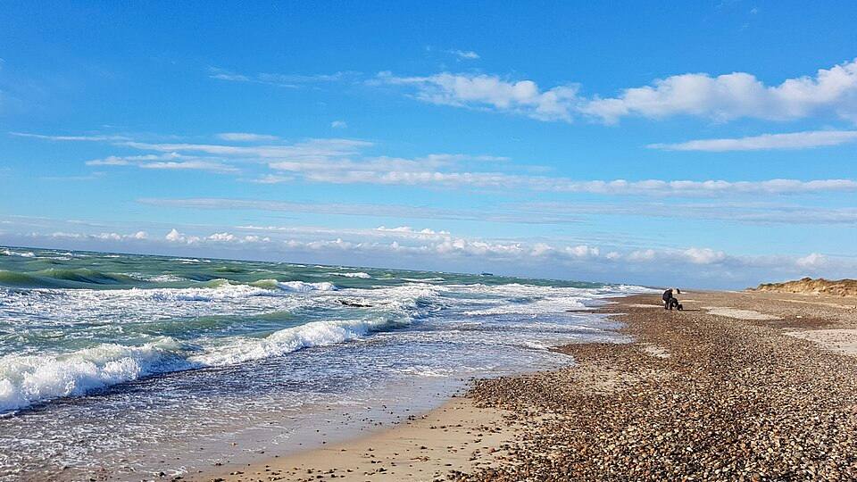 Waves on almost empty beach July evening Gammel Skagen Denmark — travel photo of Gammel Skagen, Skagen