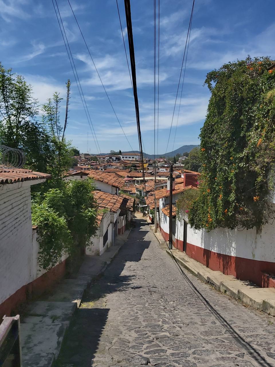 Calle empedrada de Valle de Bravo 1 — travel photo of Valle de Bravo