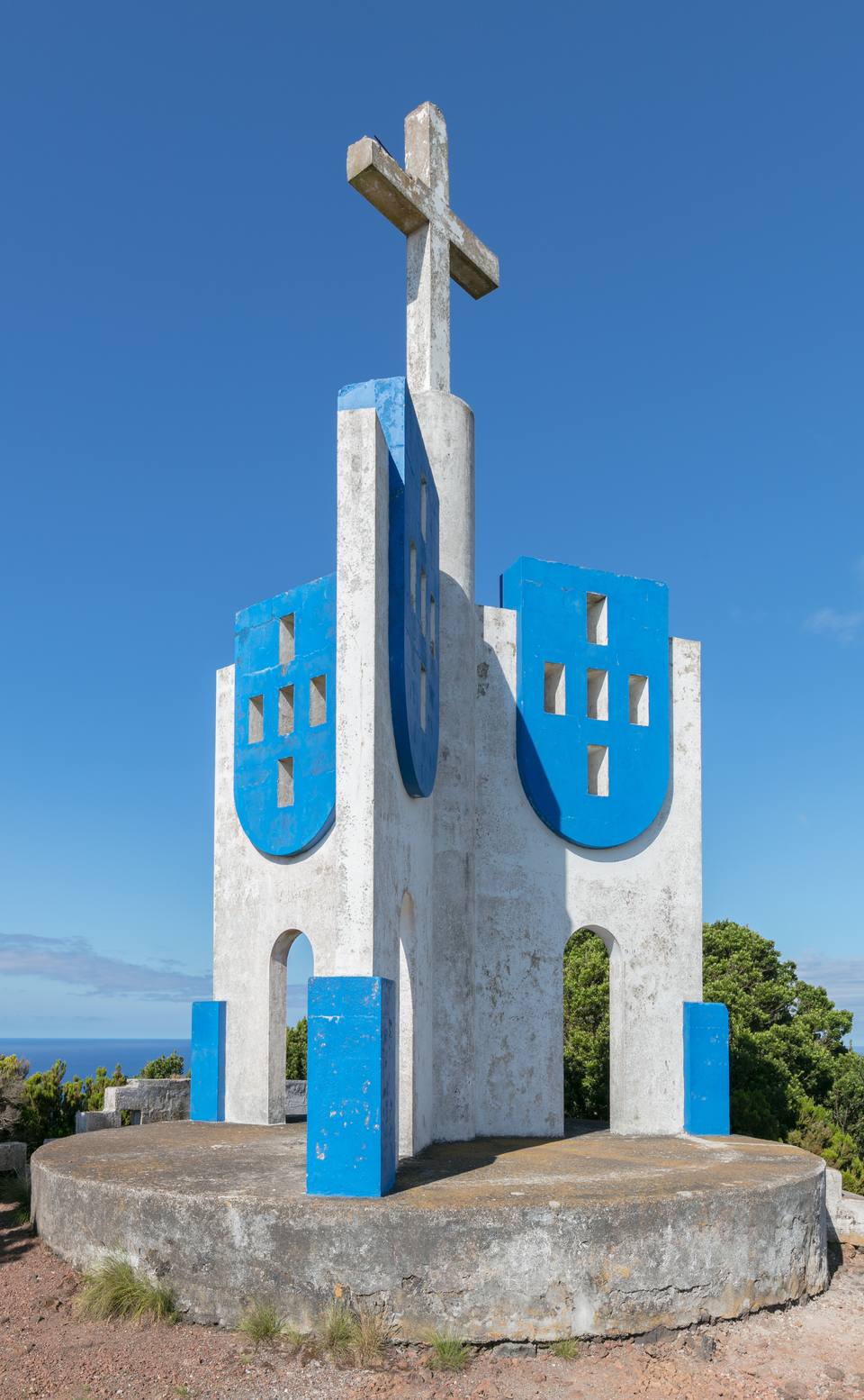 Cruz en el pico Matias Simão, isla de Terceira, Azores, Portugal — travel photo of Azores — Pico, Portugal