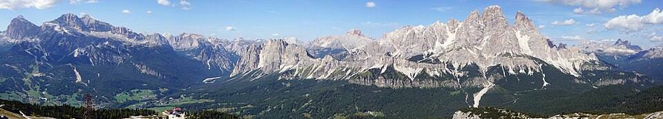 Dolomiti Panorama - Tofana di Rozes - Cortina d'Ampezzo - mountain Col Rosà - Monte Cristallo group with Piz Popeno and Pomagagnon - western peak of Drei Zinnen (Tre Cime di Lavaredo) - Faloria Cortina d'Ampezzo (cropped) — travel photo of Tre Cime di Lavaredo, Dolomites & Cortina