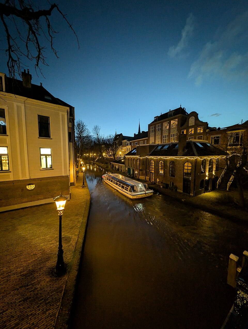 View of Oudegracht from Vollersbrug, Utrecht — travel photo of Oudegracht, Utrecht