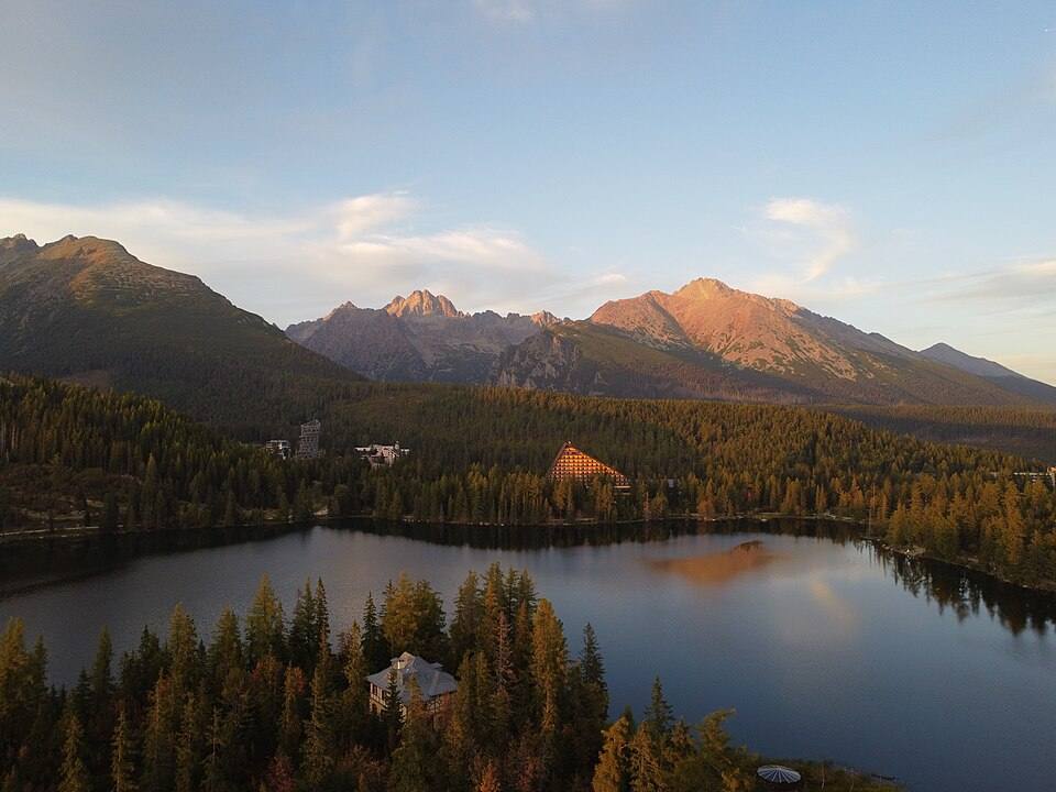 Drone view of Štrbské pleso at sunset, September — travel photo of Štrbské Pleso, High Tatras