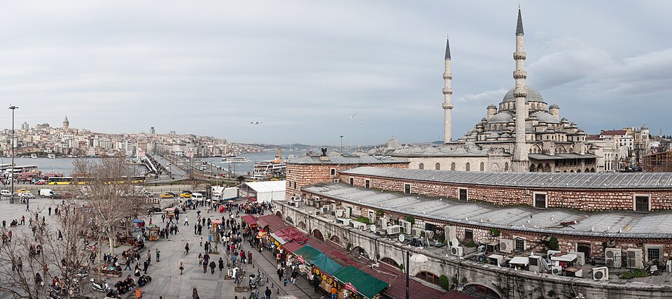 Panoramic view of Istanbul- Yeni Cami (The New Mosque), Galata Bridge. Turkey, Southeastern Europe — travel photo of Istanbul, Türkiye