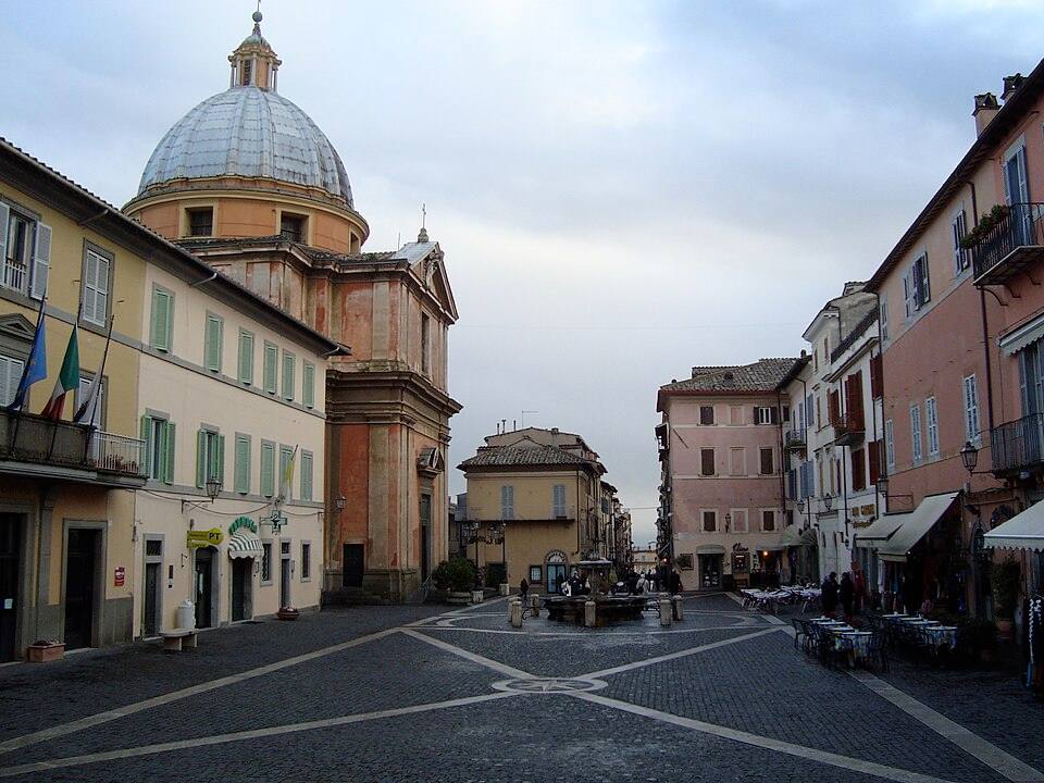 Piazza della Liberta Castel Gandolfo — travel photo of Piazza della Libertà, Castel Gandolfo