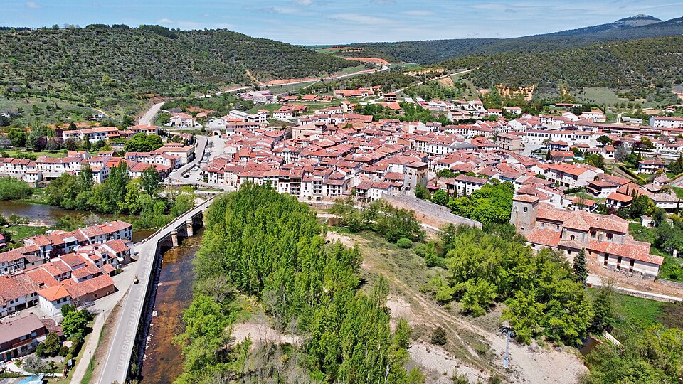 Vista Aérea Covarrubias Puente — travel photo of Covarrubias, Burgos