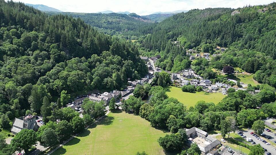 Betws-y-coed o'r awyr - aerial view of Betws-y-coed, Gwynedd, Wales — travel photo of Betws-y-Coed