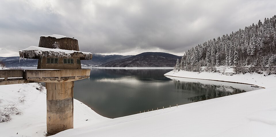 Torreón de la presa del lago Mavrovo, Macedonia del Norte — travel photo of Mavrovo