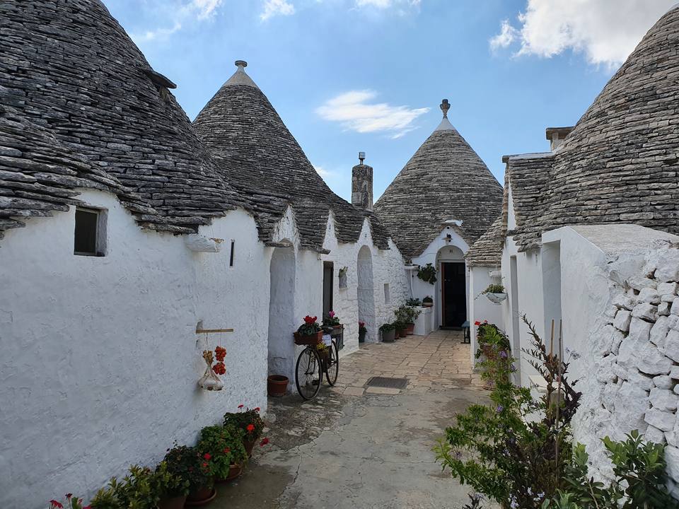 Street with trulli Alberobello — travel photo of Alberobello