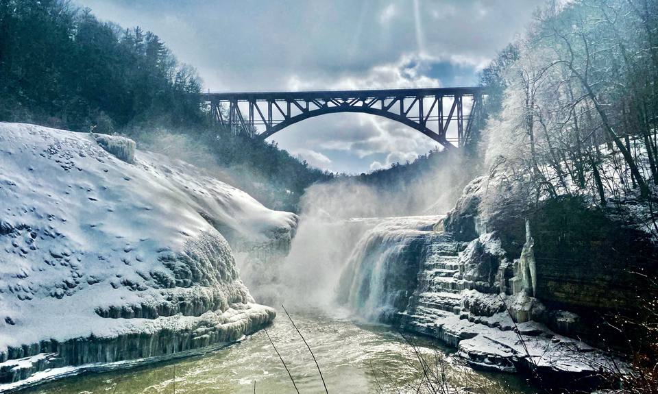 Upper Falls and Genesee Arch Bridge, winter view, Letchworth State Park, New York — travel photo of Letchworth, Rochester