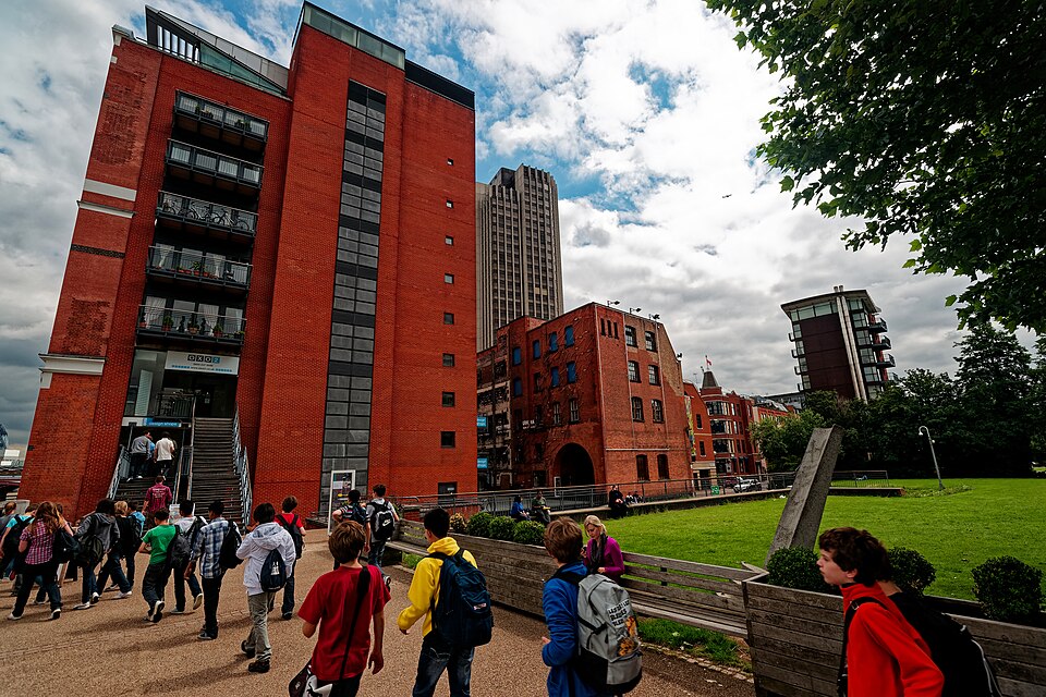 London - Marigold Alley - South Bank - Jubilee Walkway - View ESE on OXO Tower — travel photo of South Bank, London