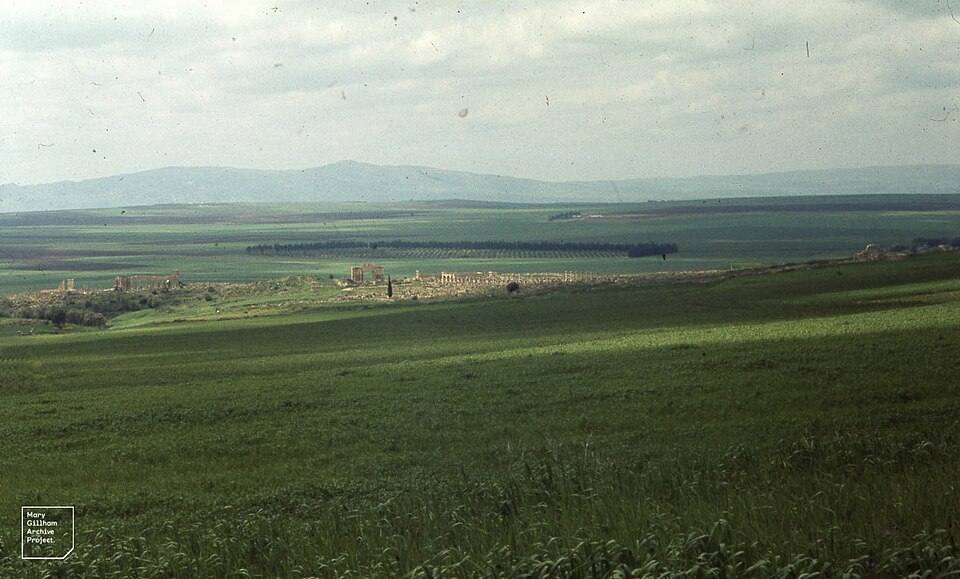 Distant view of big Roman city Volubilis, Morocco ( ) — travel photo of Volubilis, Fes