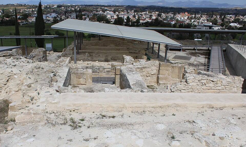 ארמון אידליון וברקע דאלי והרי קירניה – Idalion palace, Dali and Kyrenia mountains — travel photo of Dali, Nicosia