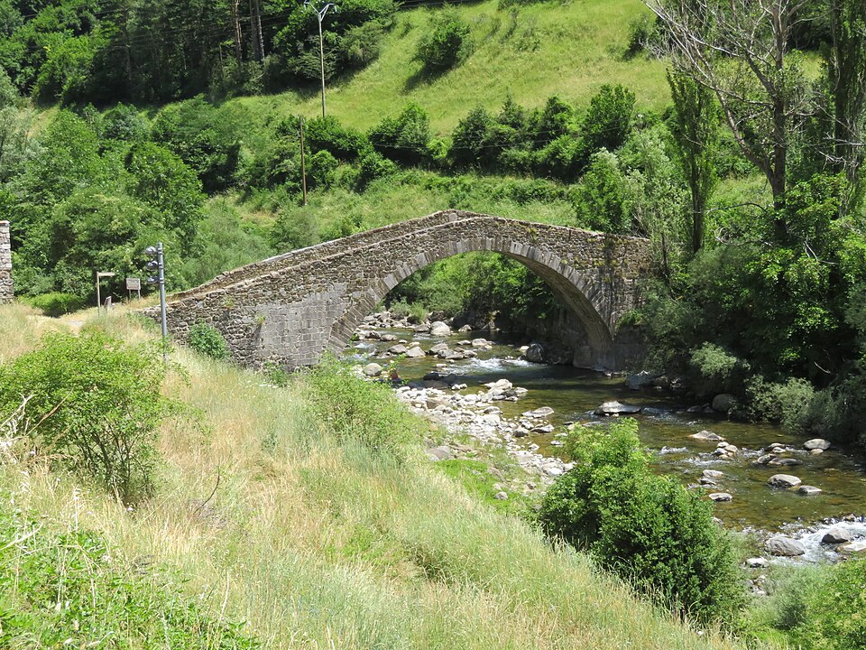 Puente del Cementerio de Villanúa sobre el río Aragón (Huesca) — travel photo of Aragón