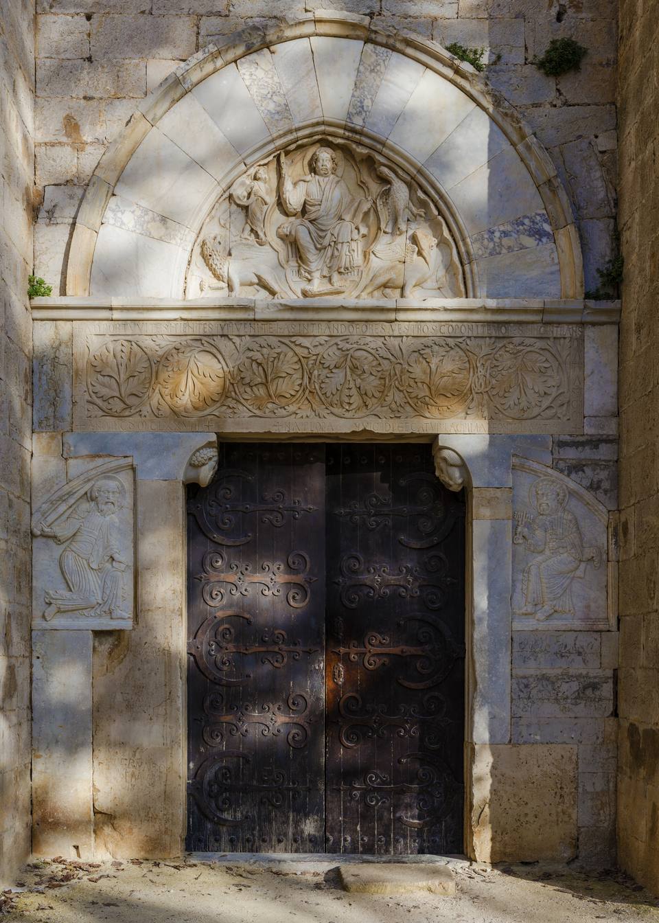 Maguelone Cathedral, entrance — travel photo of Entrance 1