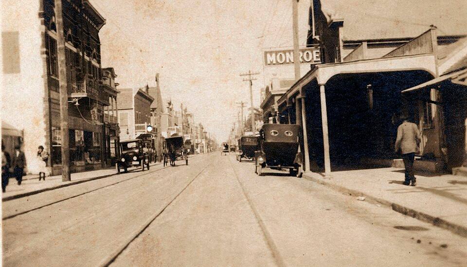 Duval Street, Key West with Monroe Theater — travel photo of Duval Street, Key West