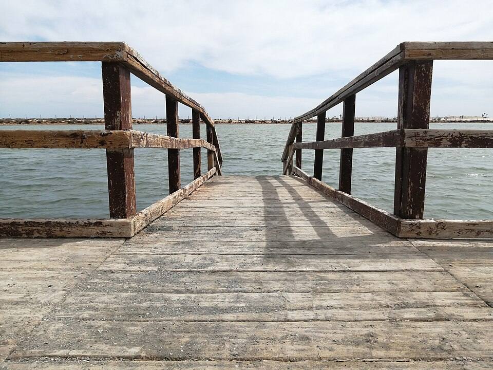 Pasarela a los baños de lodo en San Pedro del Pinatar, vista cercana — travel photo of San Pedro del Pinatar, Murcia