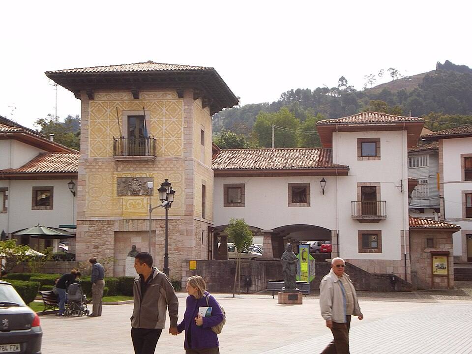 Cangas de Onís - Palacio Pintu — travel photo of Cangas de Onís