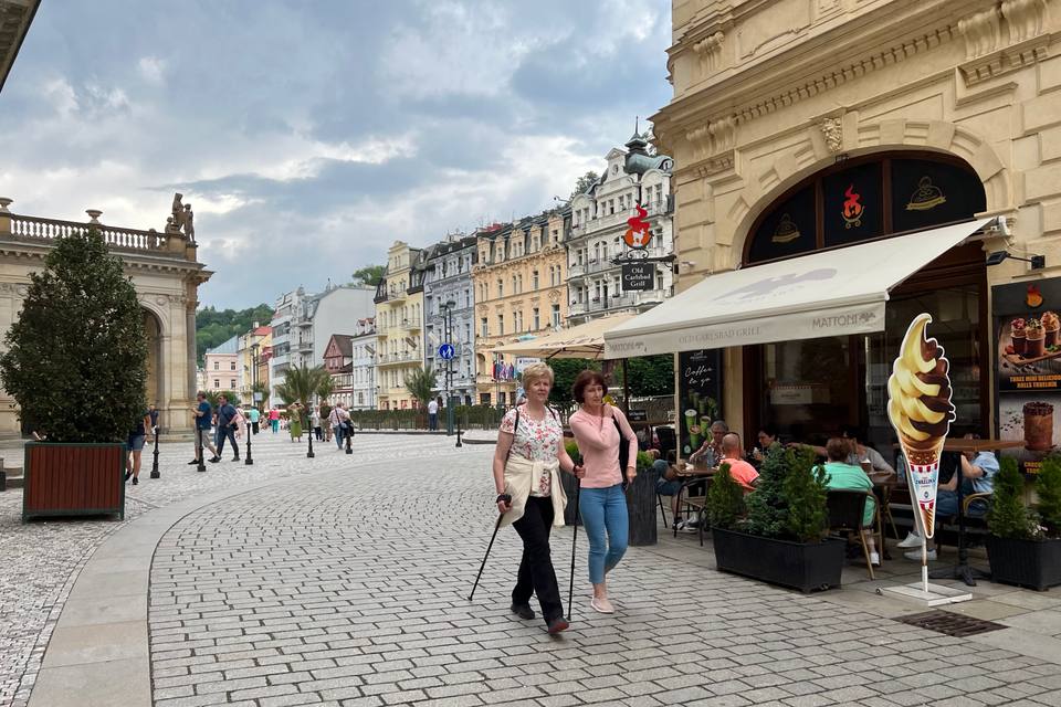 Karlovy Vary, Czechia, Street scene 4 June — travel photo of Karlovy Vary, Czechia