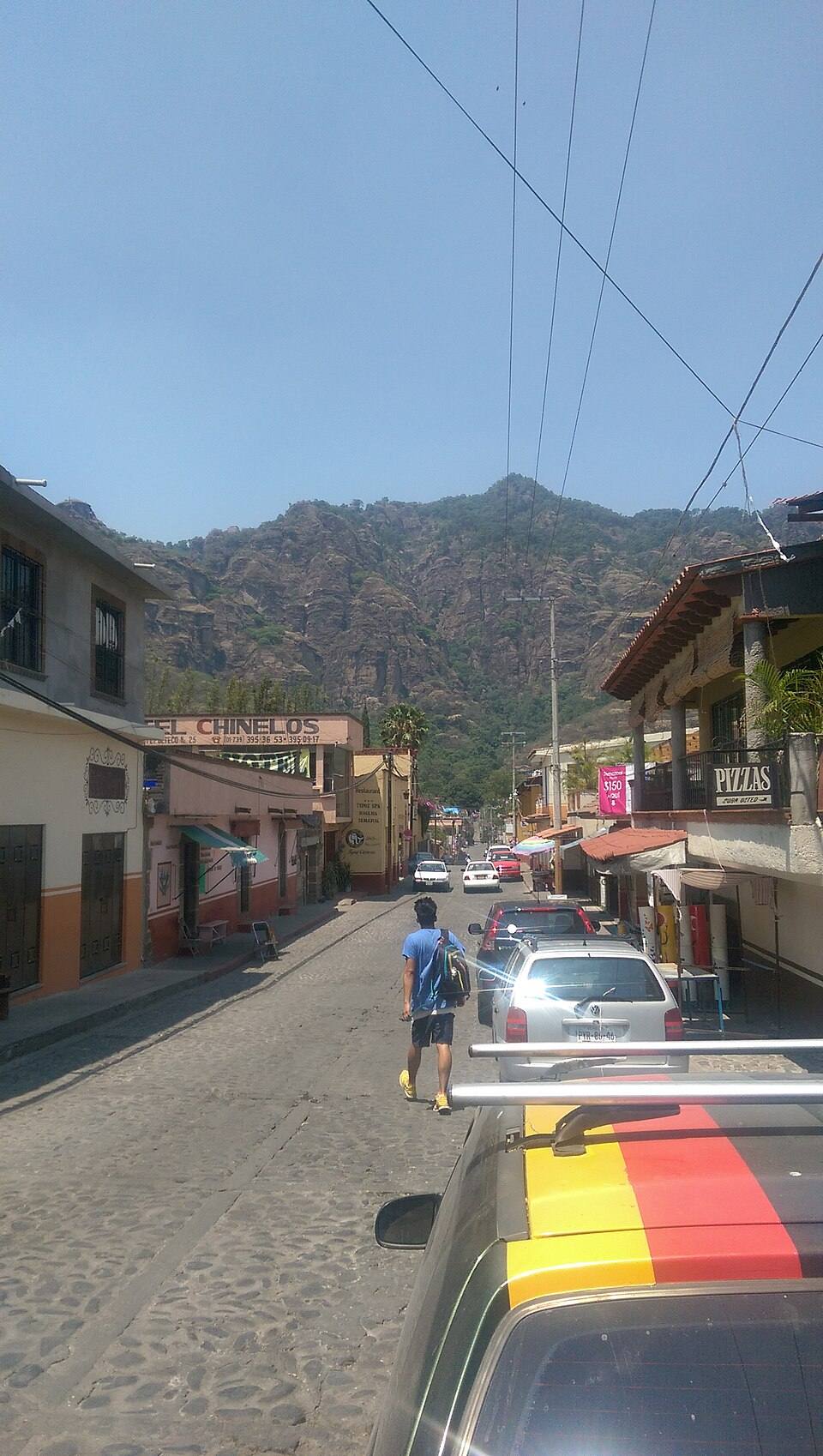 Tepoztlan road to the mountain — travel photo of Tepoztlán road