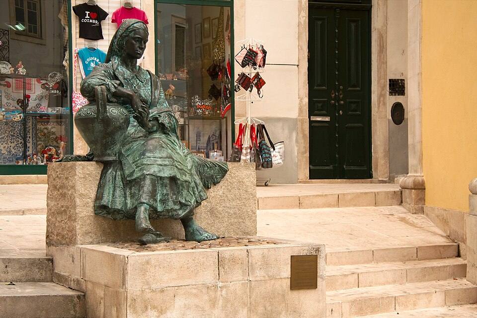 Estátua na Baixa de Coimbra — travel photo of Baixa de Coimbra, Coimbra