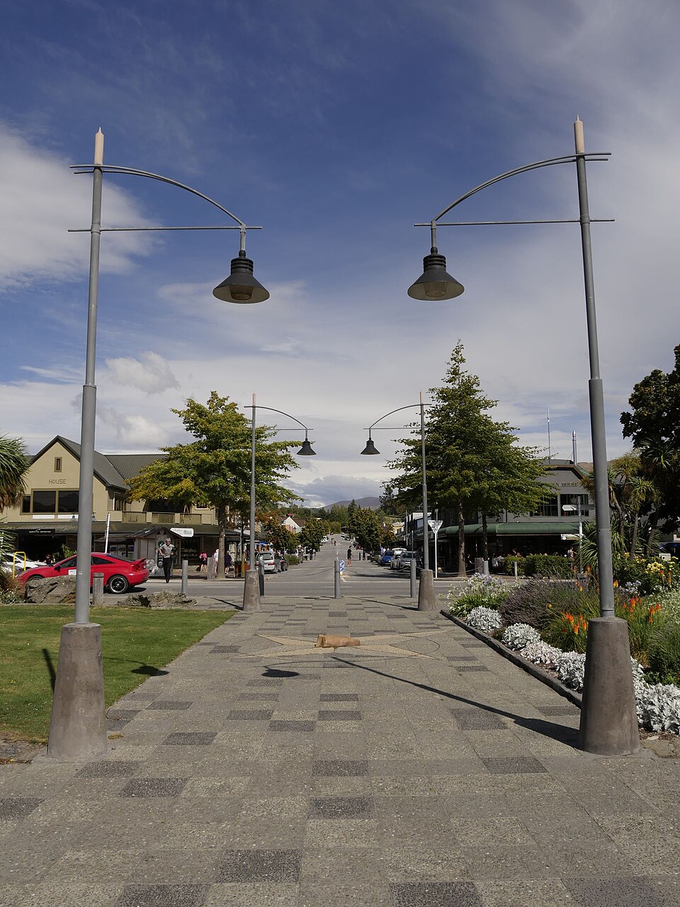 Wanaka, Ardmore Street, view into Dungarvon Street — travel photo of Wanaka, Queenstown